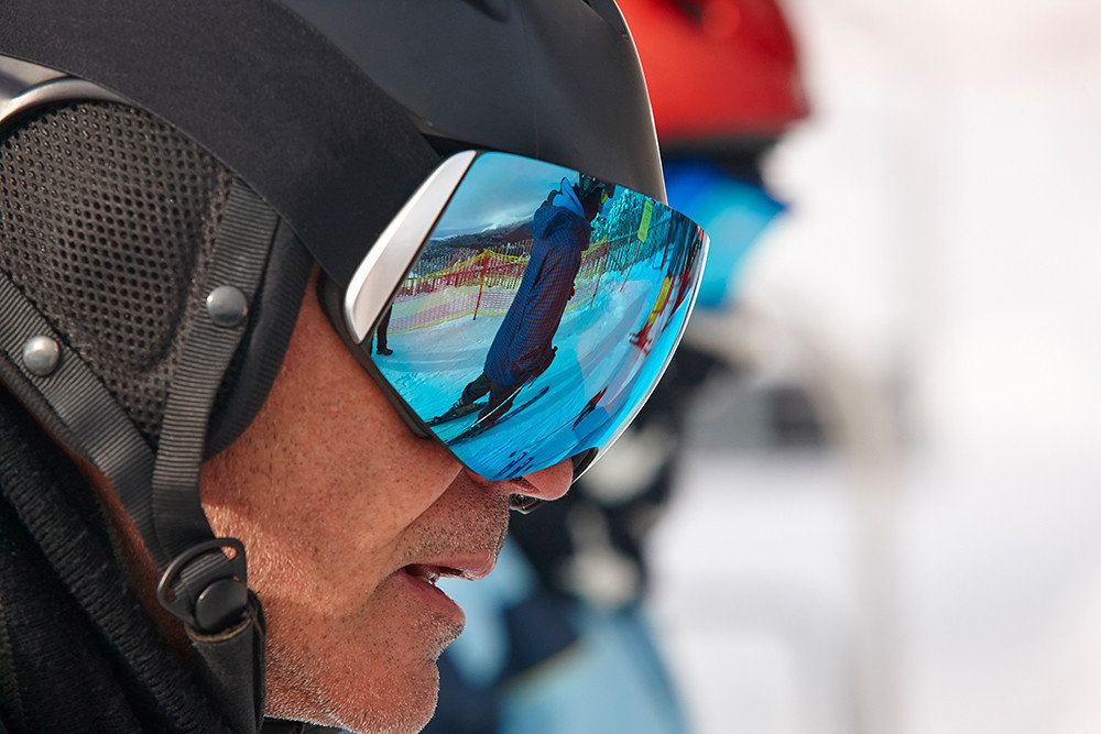 man-ski-goggles-using-nasiol-goglide